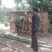 Ketahanan Pangan Dimulai dari Pekarangan Rumah, Babinsa Dampingi Warga Bangun Kandang Ayam