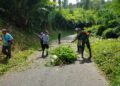Sinergi Tanpa Batas, Babinsa Sidorejo Bersama Warga Bersihkan Rumput Tebing Demi Keselamatan Penguna Jalan
