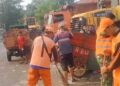 Serda Adhar Personel Koramil 01/Koja Bersama Komduk Bersihkan Tumpukan Sampah di Jl. Inpeksi kali Sunter