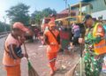 Serda Adhar Personel Koramil 01/Koja Bersama Komduk Bersihkan Tumpukan Sampah di Jl. Inpeksi kali Sunter