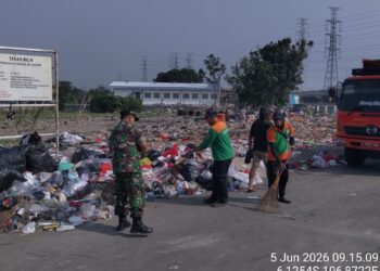 Tak Ada Istilah Jijik dan Bosan Bagi Satgas Sampah Kodim 0502/JU Untuk Wujudkan Lingkungan Bersih di TPS