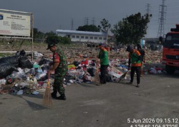 Tak Ada Istilah Jijik dan Bosan Bagi Satgas Sampah Kodim 0502/JU Untuk Wujudkan Lingkungan Bersih di TPS