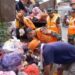 TERUS BERGERAK,SATGAS SAMPAH KORAMIL 13/CISOKA BERSIHKAN TUMPUKAN SAMPAH DI DESA CISOKA