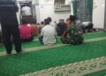 ‎Babinsa Koramil 0201-16/TM Laksanakan Shalat Subuh Berjamaah Jalin Ukhuwah Islamiah di Masjid Al ikhlas