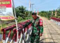 Pastikan Akses Warga Aman, Babinsa Kodim 0103/Aceh Utara Cek Jembatan Bailey di Baktiya