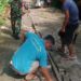 BERSAMA PEMDES BABINSA DAN WARGA GOTONG ROYONG PERBAIKAN JALAN AKIBAT CURAH HUJAN YANG TINGGI