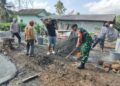 Babinsa dan Warga Pule Gotong Royong Rabat Jalan di Sukokidul