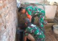 Wujud Kemanunggalan TNI, Babinsa Rejoso Gotong Royong Renovasi MCK Warga Binangun