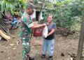 BABINSA BERSAMA PEMDES MENYALURKAN BANTUAN SEMBAKO KEPADA WARGA TERDAMPAK BENCANA PUTING BELIUNG DI DESA JATI KESUMA
