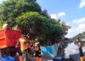 Jumat Bersih ,Satgas Kodim 0502/JU Bersihkan Tumpukan Sampah di Kel. Rawabadak Utara