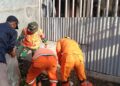 Babinsa Koramil 05/Cilincing Bersama PPSU dan Warga Bersih-bersih Sampah di  Jl. Sungai Kendal
