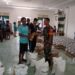 Babinsa Dampingi Penyaluran Beras dan Minyak Goreng di Wilayah Binaan