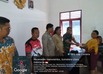 Babinsa Koramil 0201-14/PB Dampingi Penyaluran BLT di Desa Binaan.