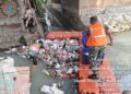 Tindaklanjuti Instruksi Danrem 052/Wkr, Babinsa Koramil 01/Tamansari Cebur ke Kali Bersihkan Sampah