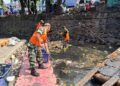 Peduli Lingkungan,Personel Koramil 01/Taman Sari Turun ke Kali Ciliwung Bersihkan Sampah  ​