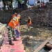 Peduli Lingkungan,Personel Koramil 01/Taman Sari Turun ke Kali Ciliwung Bersihkan Sampah 