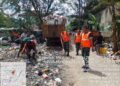 Satgas Sampah Koramil 01/Tgr  Tetap Aktif Dihari Libur Bersihkan Tumpukan Sampah