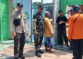 Babinsa Koramil 06/Senayamg Kawal Penyerahan Bantuan Bagi Korban Puting Beliung di Bakung Serumpun