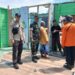Babinsa Koramil 06/Senayamg Kawal Penyerahan Bantuan Bagi Korban Puting Beliung di Bakung Serumpun
