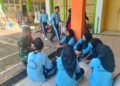 KOMSOS DENGAN SISWI SEKOLAH MTS KESUMA ELKEMDE, BABINSA KORAMIL 14/PB. HIMBAU BELAJAR YANG SERIUS UNTUK MASA DEPAN