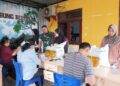 BABINSA KORAMIL 0201-03/MD SERDA SURADI DAMPINGI PENDISTRIBUSIAN BERAS BOLUG DIWILAYAH BINAAN