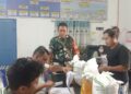 Babinsa Dampingi Pembagian Beras dan Minyak kepada Warga Kurang Mampu di Desa Durin Tonggal