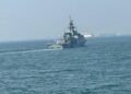 KRI BUNG KARNO-369 LAKSANAKAN GUIDE KAPAL PERANG INGGRIS HMS TAMAR DI TELUK JAKARTA