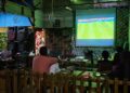 Babinsa Hadir di Tengah Masyarakat, Nobar Piala Dunia 2026 Perkuat Kemanunggalan TNI-Rakyat (KTR)