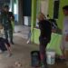 Babinsa Koramil 06 /Senayang Serda Eman Implementaskan Nilai 8 Wajib TNI, Bantu Warga Membuat Lantai Rumah