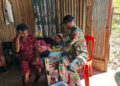 Beri Dukungan Kesehatan Keliling, Satgas Pamtas Yonarhanud 2 Kostrad Komitmen Tingkatkan Kualitas Kesehatan Masyarakat Perbatasan