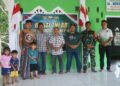 PERSONEL SATGAS BAKTI TNI UNTUK RAKYAT RAMPUNGKAN REHABILITASI MASJID AL-MUKHLIS DI LAHUSA