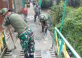 Babinsa Koramil 0201-05/MB Bantu Renovasi Jembatan Gantung Dipanegara Pasca Banjir