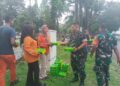 BABINSA KORAMIL 0201-05/MB HADIR DALAM AKSI SOSIAL JUM’AT BERKAH UNTUK PETUGAS KEBERSIHAN JALAN