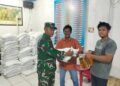 BABINSA MELAKSANAKAN PENDAMPINGAN PEMBAGIAN BANTUAN PANGAN KEPADA WARGA YANG KURANG MAMPU