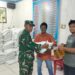BABINSA MELAKSANAKAN PENDAMPINGAN PEMBAGIAN BANTUAN PANGAN KEPADA WARGA YANG KURANG MAMPU