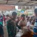 Babinsa Dampingi Pembagian Beras dan Minyak kepada Warga Kurang Mampu