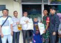 Babinsa Dampingi Penyaluran Beras dan Minyak Goreng di Wilayah Binaan