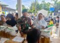Babinsa Kelurahan Cinta Damai Monitoring Penyaluran Bantuan Beras dan Minyak Goreng