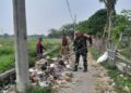Dukung Hanpangan, Babinsa Koramil 12/Rajeg Bersama Kades Bersihkan Saluran Irigasi