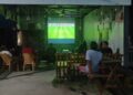 Lewat Nobar Piala Dunia 2026, Babinsa Senayang Tanamkan Nilai Strategi dan Persatuan untuk Membangun Indonesia