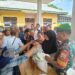 Babinsa Kelurahan Cinta Damai Monitoring Penyaluran Bantuan Beras dan Minyak Goreng