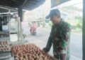 Antisipasi Stabilitas Ekonomi Masyarakat,Babinsa Koramil 08/Kronjo Blusukan ke Pasar Tradisional Cek Harga Pangan