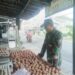 Antisipasi Stabilitas Ekonomi Masyarakat,Babinsa Koramil 08/Kronjo Blusukan ke Pasar Tradisional Cek Harga Pangan