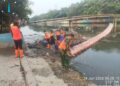 Babinsa Koramil 01/Koja Bersama PPSU dan Petugas Lingkungan Hidup Bersihkan Sampah di Pinggiran Kali