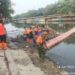 Babinsa Koramil 01/Koja Bersama PPSU dan Petugas Lingkungan Hidup Bersihkan Sampah di Pinggiran Kali