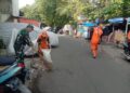 Ciptakan Lingkungan Sehat, Babinsa Koramil 01/TS Bersama PPSU Gotong Royong Aksi Bersih Sampah