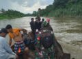 Babinsa Koramil 08/RP Bersama Warga Sisir Sungai Bilah Cari Korban Diduga Hanyut