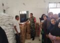 Babinsa Koramil 01/AK Kawal Penyaluran Bantuan Pangan untuk 1.413 Warga Gunting Saga