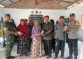 Babinsa Koramil 09/NL Dampingi Penyaluran BLT-DD, 32 KPM Desa Perkebunan Sennah Terima Bantuan