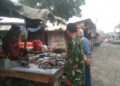 Blusukan ke Pasar Tradisional ,Babinsa Tingkatkan Binter dan Pantau Harga Pangan